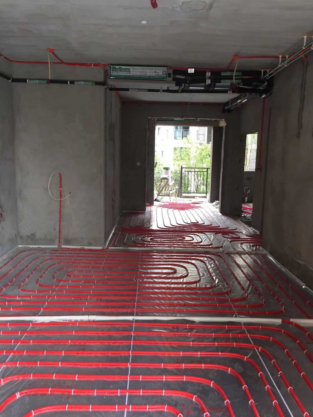 空調(diào)地暖一體機(jī)施工現(xiàn)場